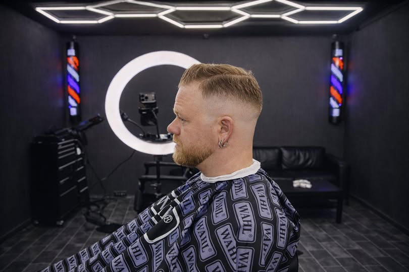 Skarp skin fade hos Zaidans Barbershop